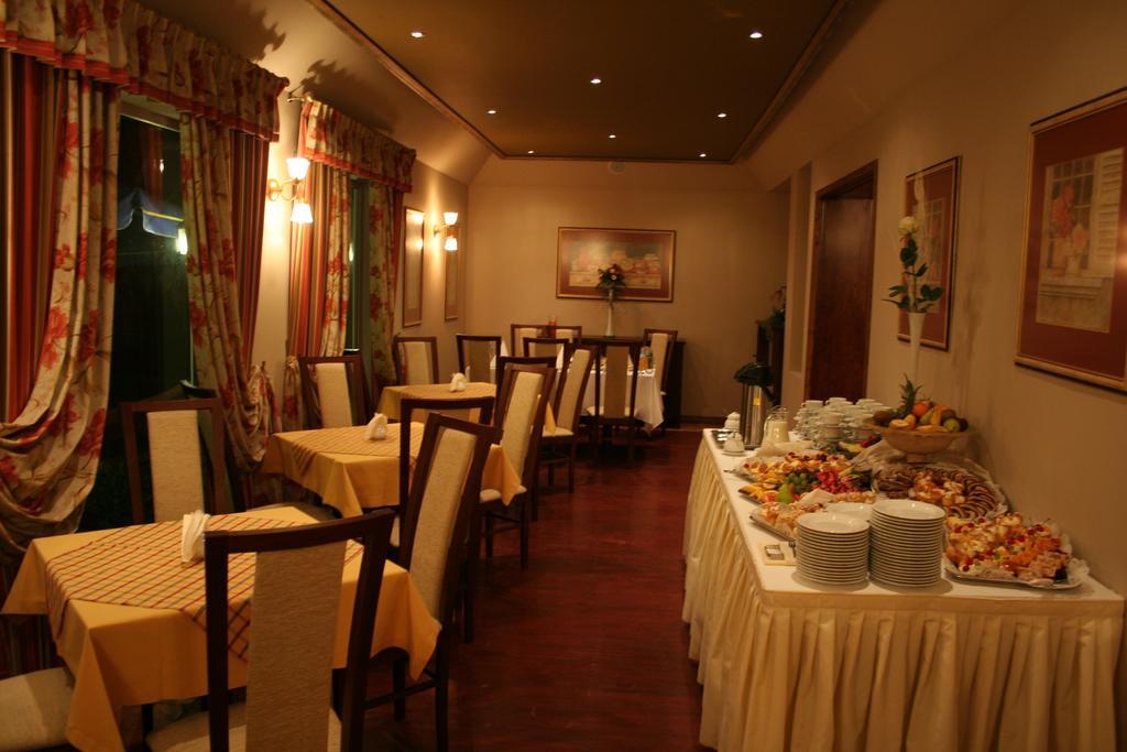 Hotel Tenishouse Marki  Luaran gambar